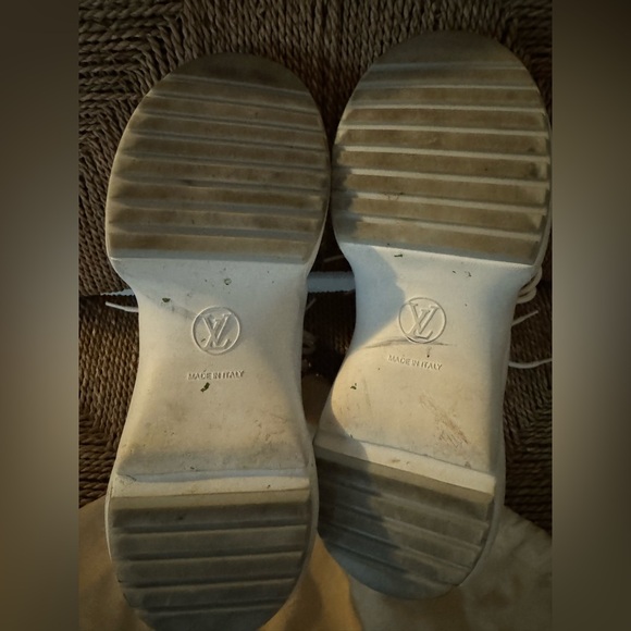 Louis Vuitton Good condition
White Sneakers with Blue and Pink Accents - Picture 9 of 10